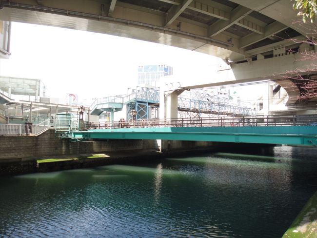 ビル近くで流れる河川