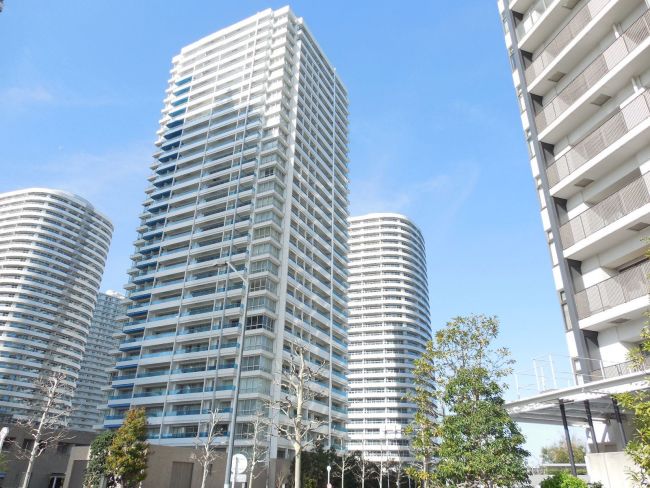 隣接する高層マンション