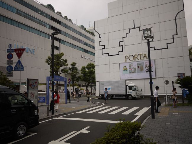 横浜駅地下街ポルタに入る入口もすぐ