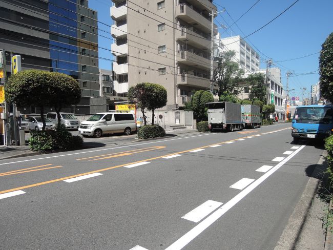 牛込食糧ビル前面の大久保通り