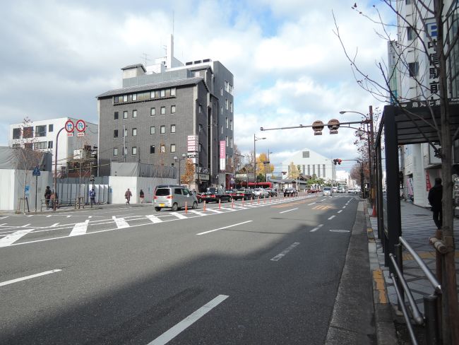 目の前を走る府道32号線