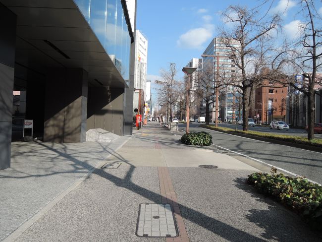 ダイコク電機(株)本社ビル前の歩道様子