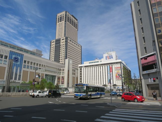 付近には札幌駅直結の大型商業ビル「JRタワー」