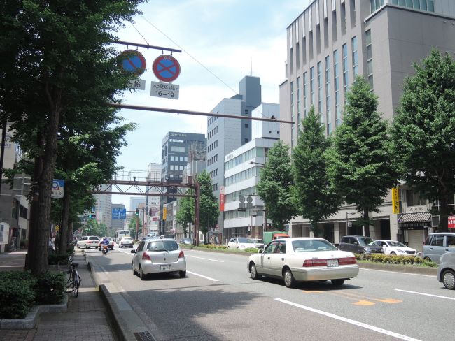 オフィスビル前面の昭和通り