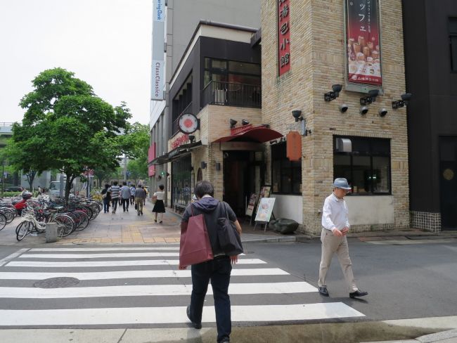 周辺には飲食店が豊富