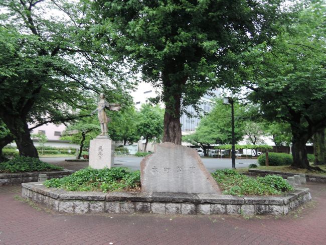 オフィスビルの向かいに本町公園