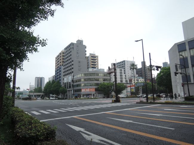 ヤシマ博多ビル前の昭和通り
