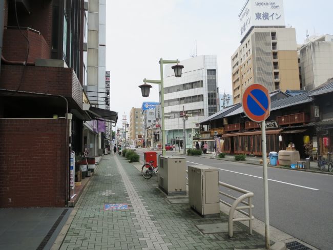 オフィスビル前面道路