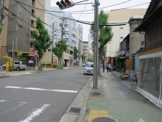 オフィスビル前面道路