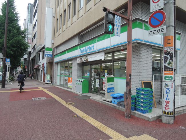 昭和通りにはミニストップ、セブンイレブン、ファミリーマートが点在