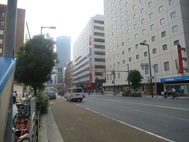 日本生命梅田第二ビル前のバス通り