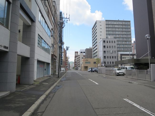 オフィスビル前面の道路は福住桑園通と交わる