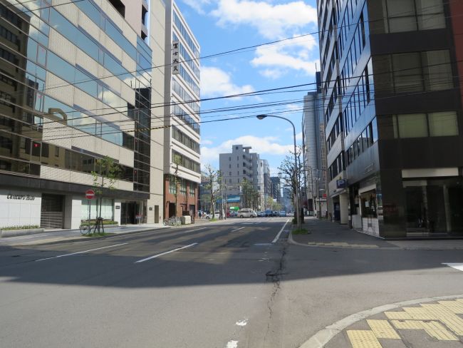 周辺には飲食店が点在する