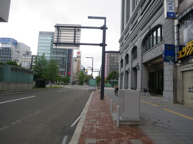 オフィスビル目の前は札幌駅前通り