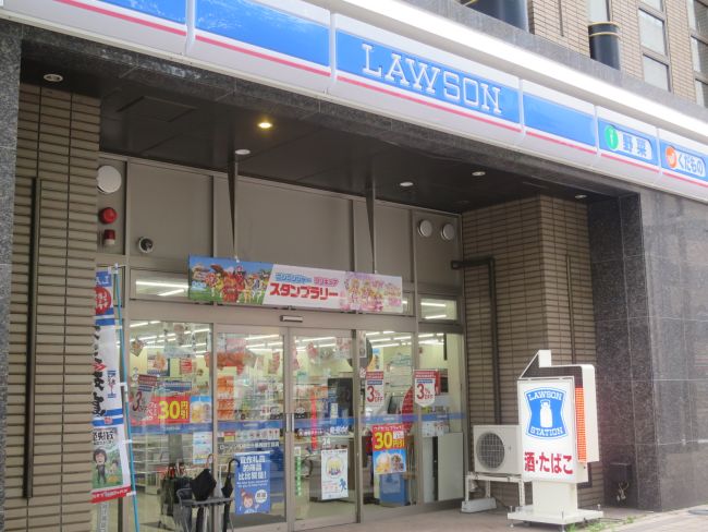 向かいのビルにはコンビニが入居