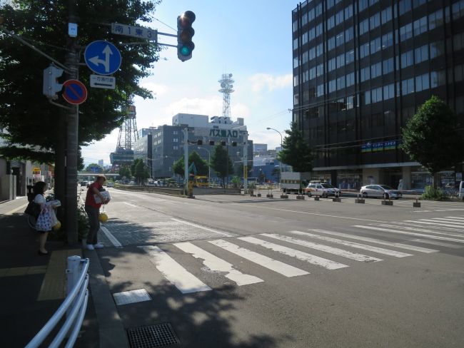 オフィスビル前にバスセンター前駅