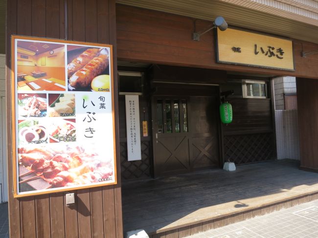 ビル並びには飲食店があります