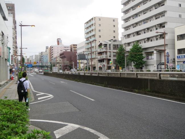 オフィスビル前面の通り