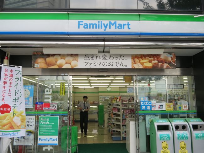 隣接するファミリーマート桜木町弁天橋店