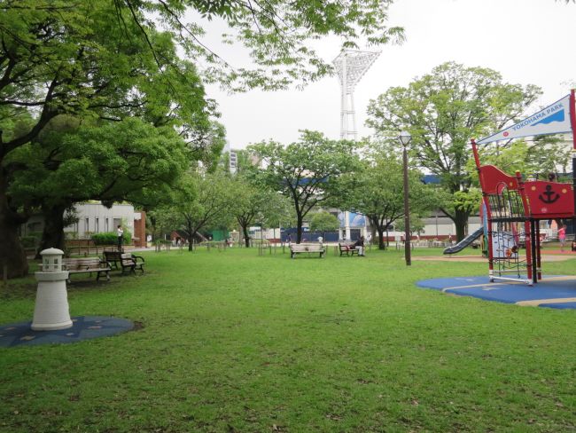 通りを挟んだ向かいにある横浜公園