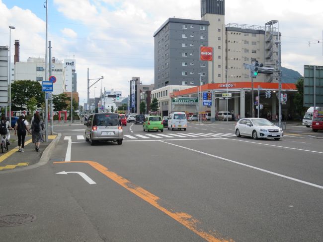 オフィスビル前面の石山通の様子