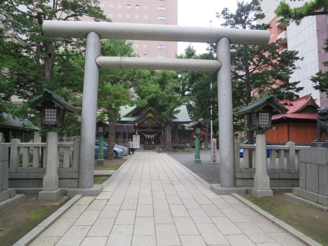 ビル正面にある三吉神社