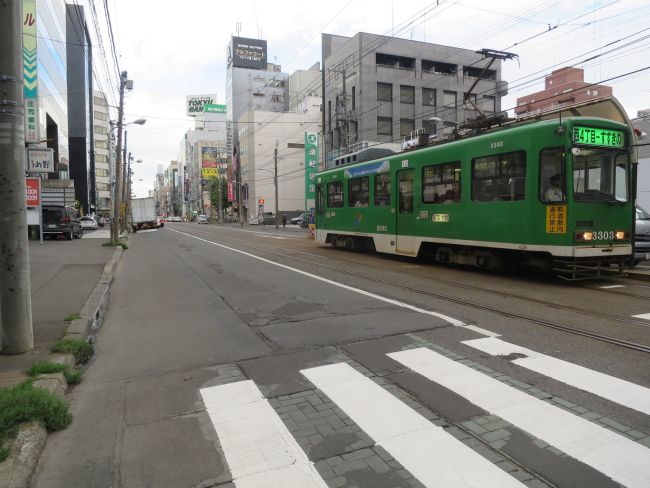 ビル付近の札幌市電が通る道路の様子