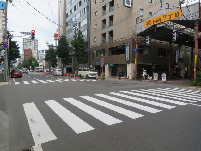 ビル前面道路商店街入り口