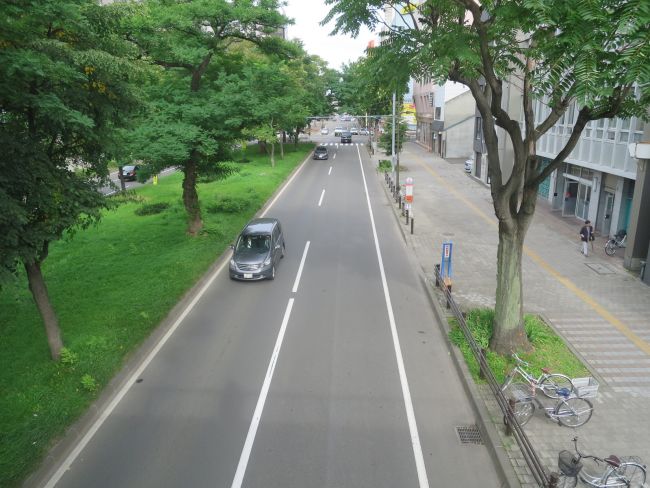 ビル前面月寒通の雰囲気