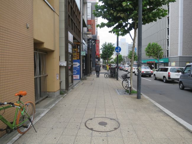 六華ビル前面の歩道の様子