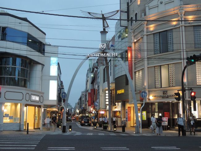 前面の横浜元町ショッピングストリート