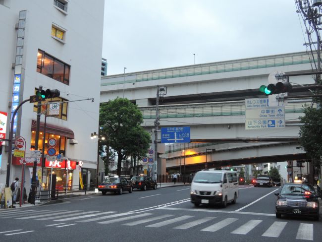 オフィスビル前面の元町交差点