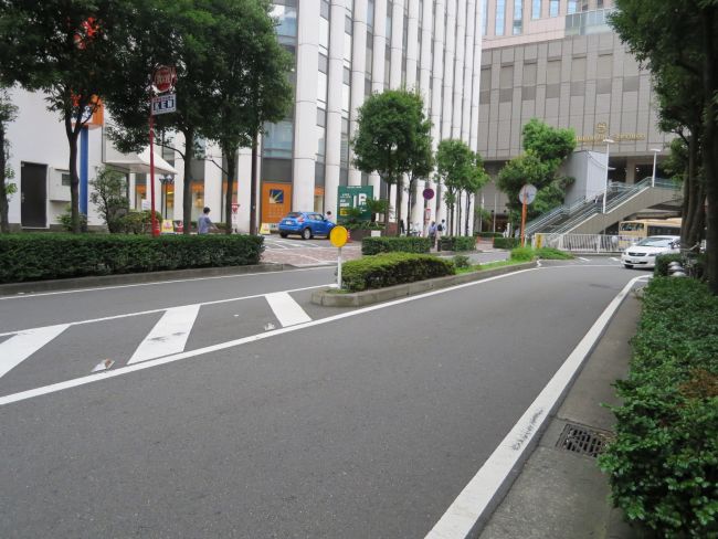 オフィスビル前面の道路