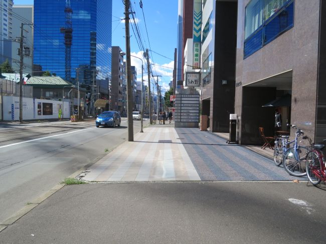 ビル前面の歩道の雰囲気