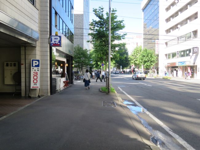 オフィスビル前面の道路