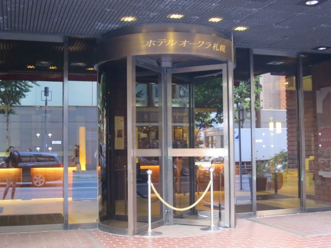 隣接するホテルオークラ札幌