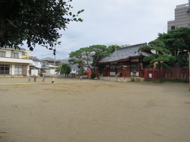 隣の八幡神社