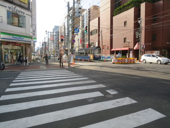 ビルすぐ近くの交差点