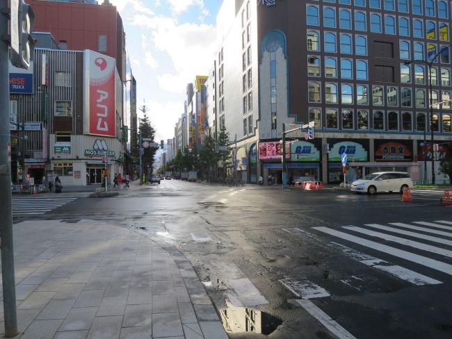 ビル横の大きな交差点