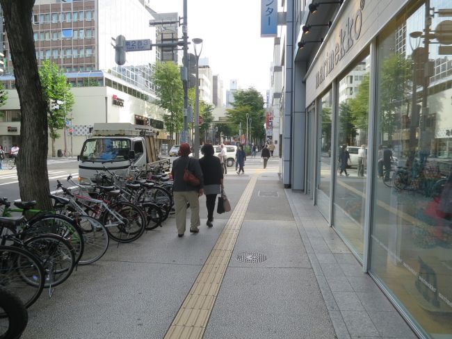 ビル前面の歩道の様子