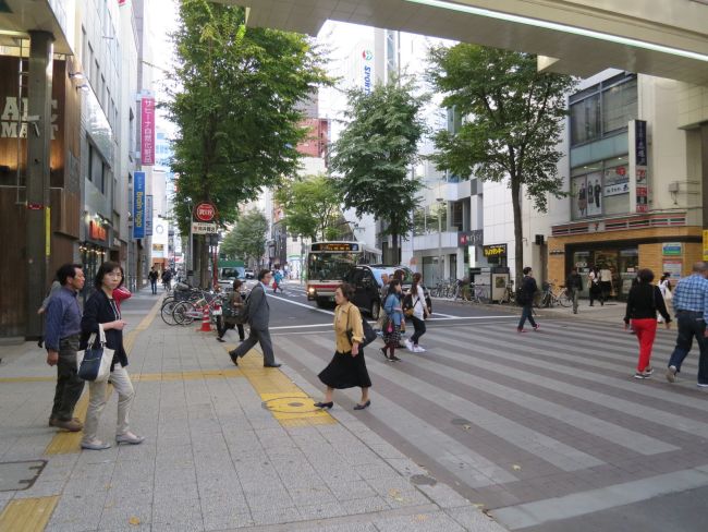 ビル前面はすぐ横断歩道