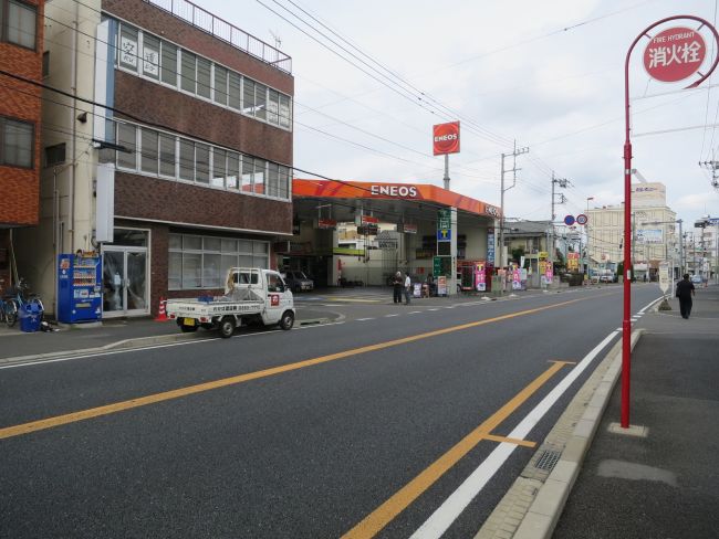 オフィスビル前面の中山道