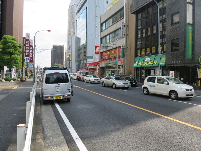 オフィスビル前面の中山道