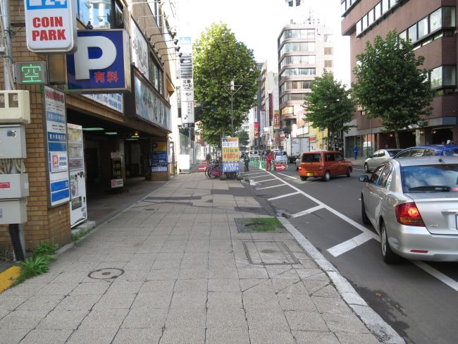 オフィスビル前面の歩道の様子