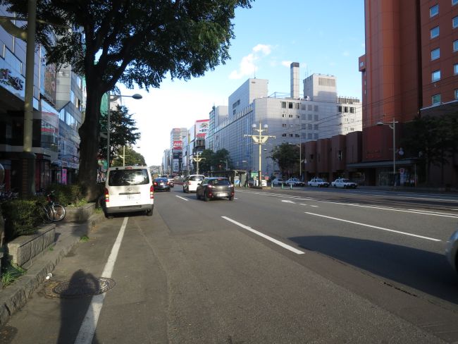 ビル正面の月寒通お雰囲気