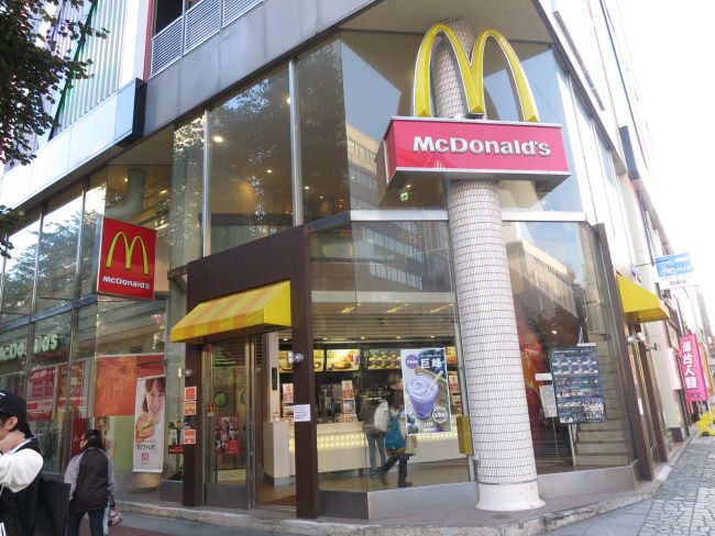 ビル付近のマクドナルド札幌四番街店