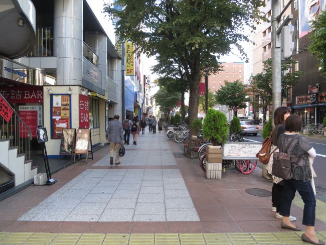 ビル前面の歩道の様子