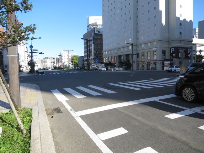 ビル正面は大きな交差点