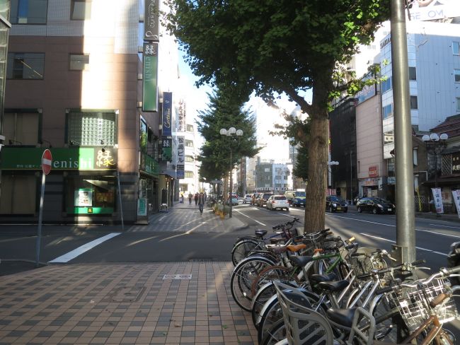 ビル前面の歩道の様子