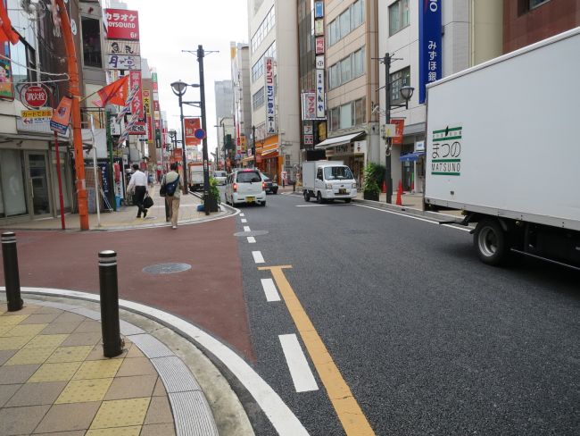 オフィスビル前の道路